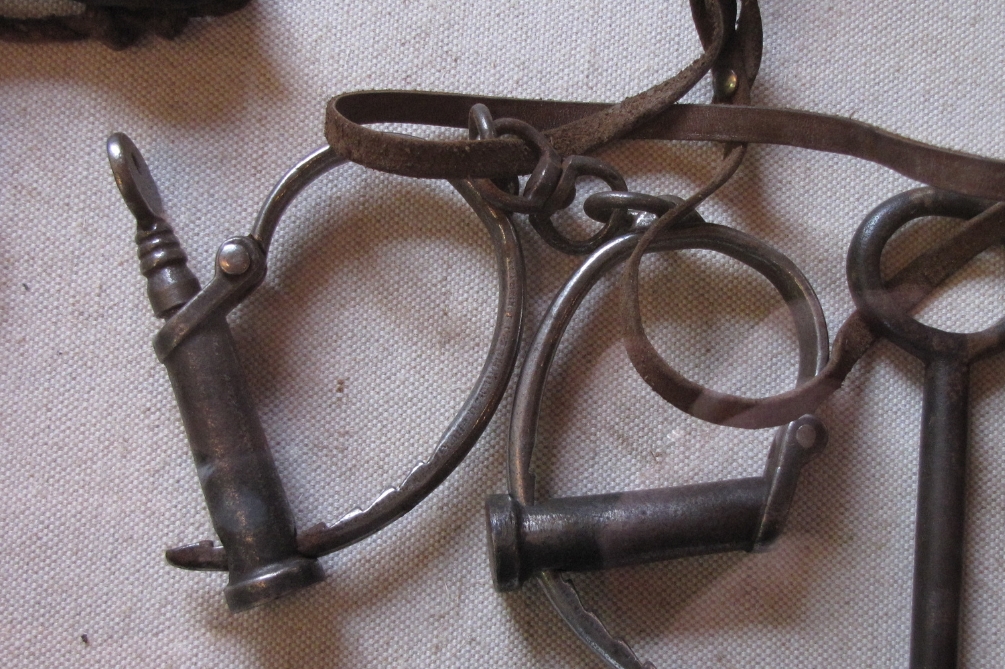 手錠（てじょう）とは