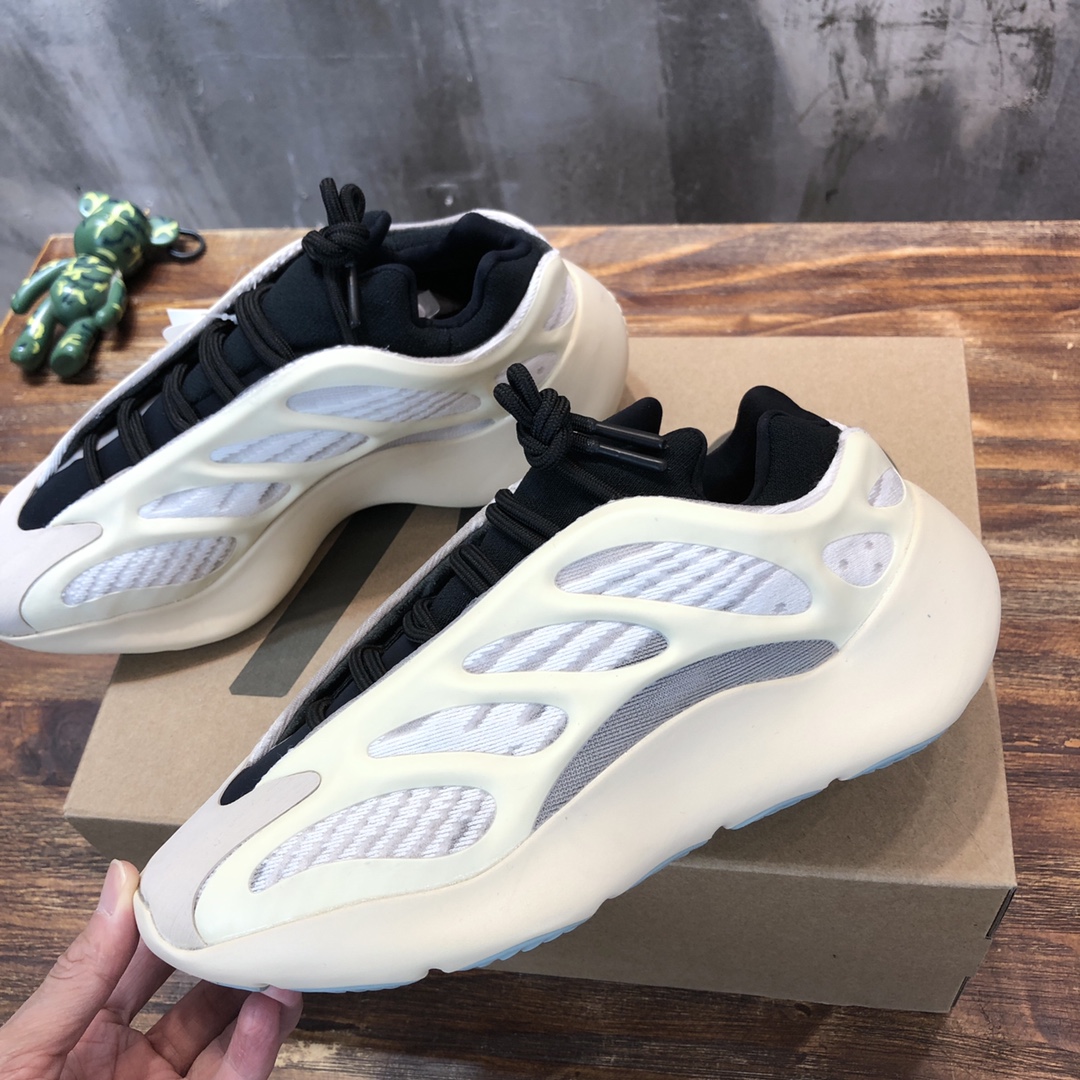 Adidas Yeezy Boost 700