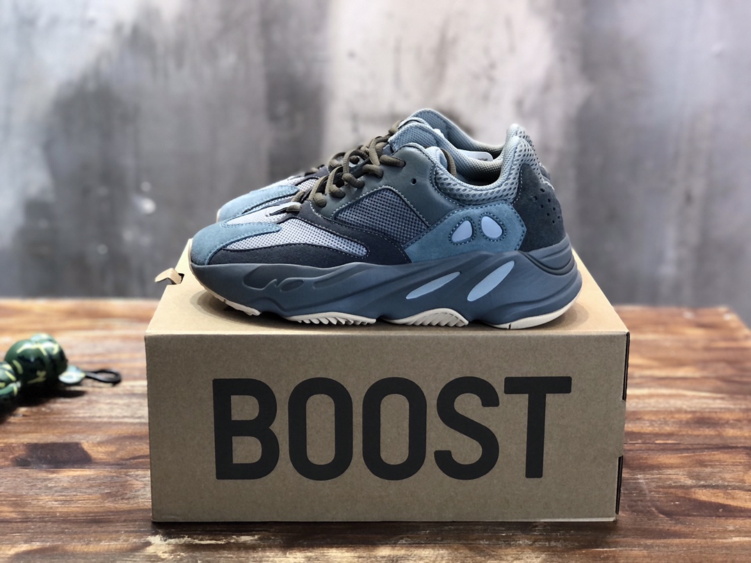 Adidas Yeezy Boost 700