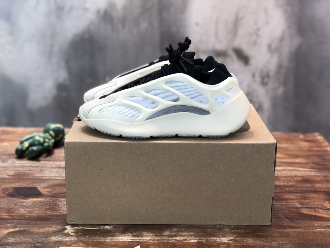 Adidas Yeezy Boost 700