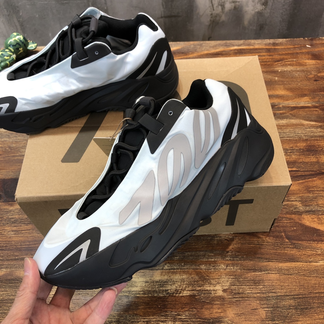 Adidas Yeezy Boost 700