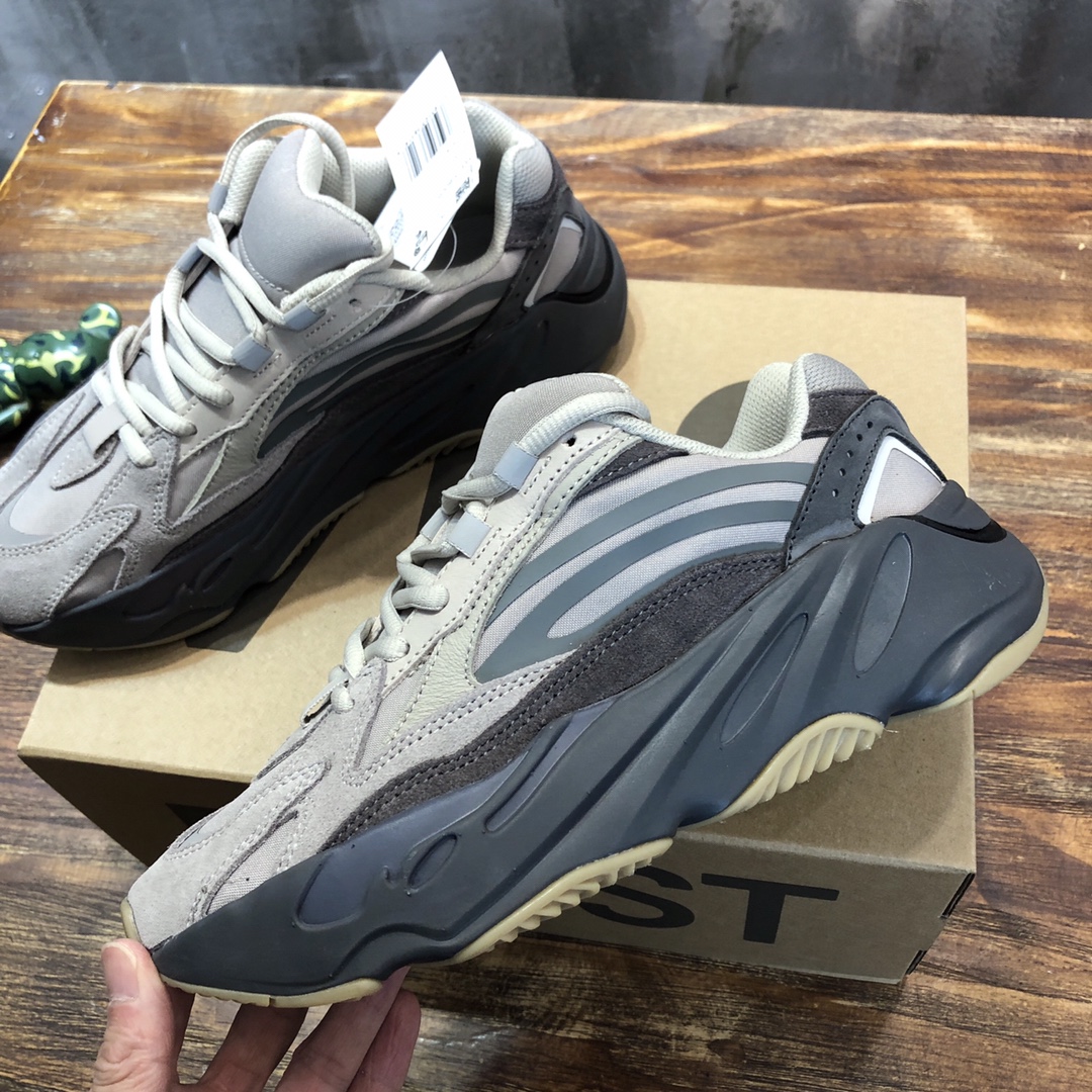 Adidas Yeezy Boost 700