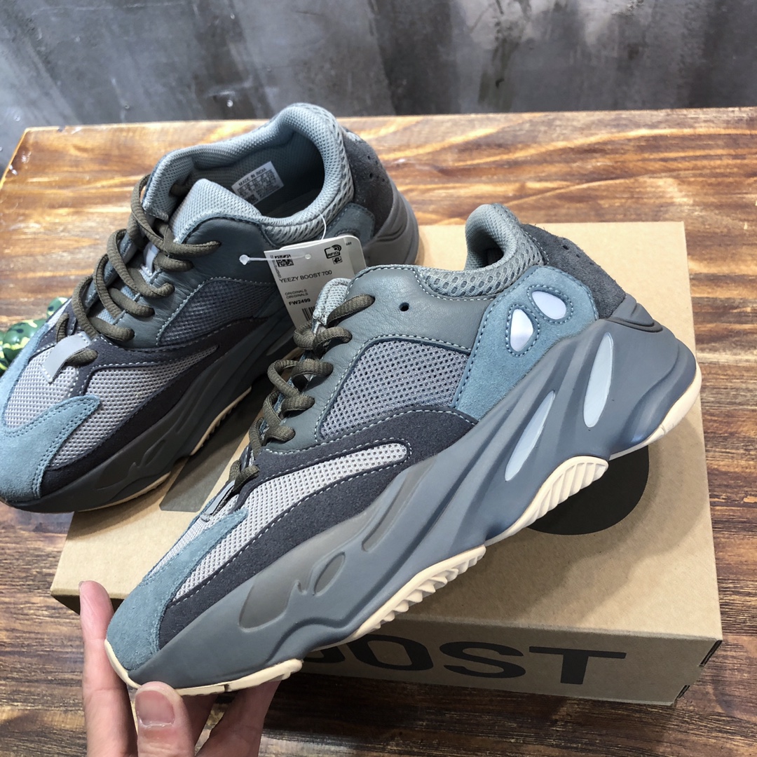 Adidas Yeezy Boost 700