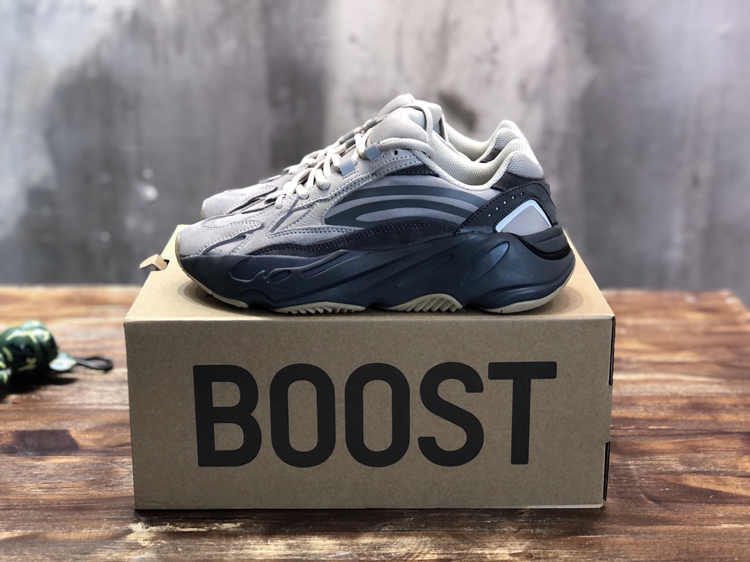 Adidas Yeezy Boost 700