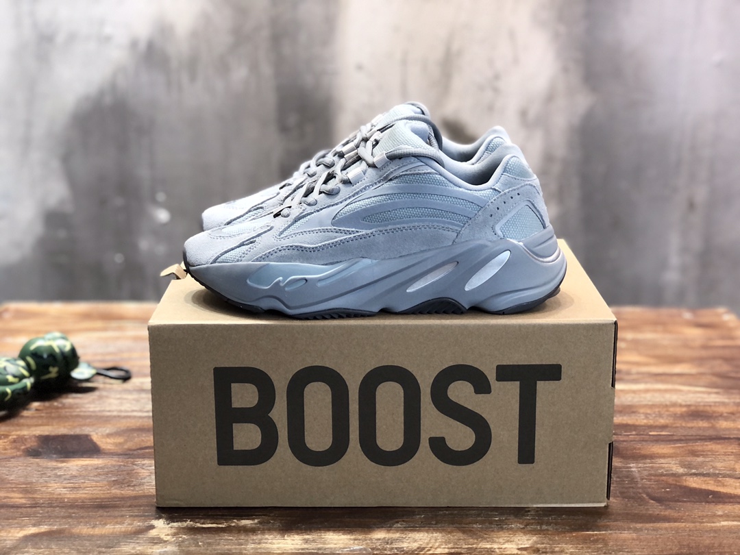 Adidas Yeezy Boost 700