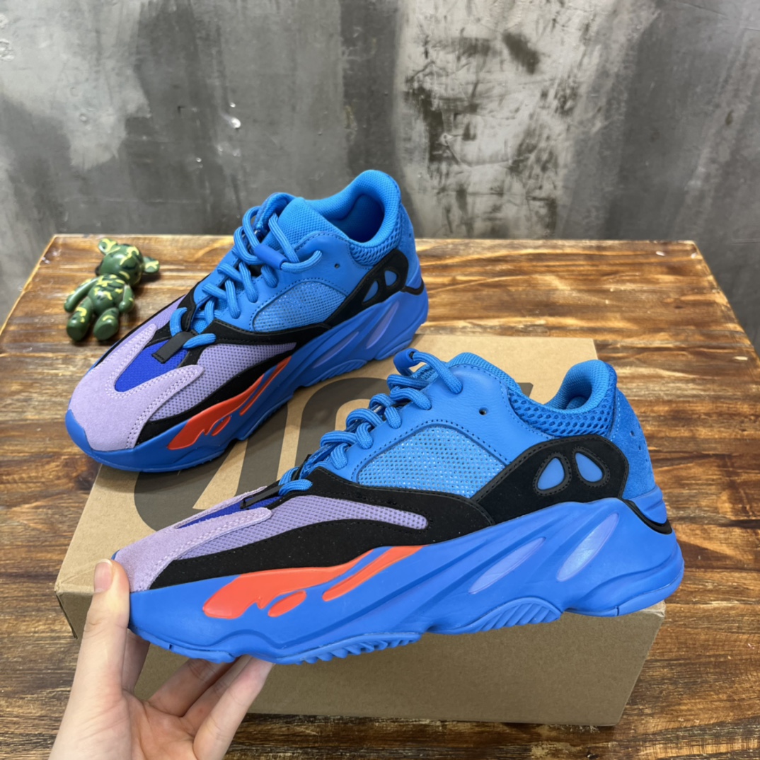 Adidas Yeezy Boost 700