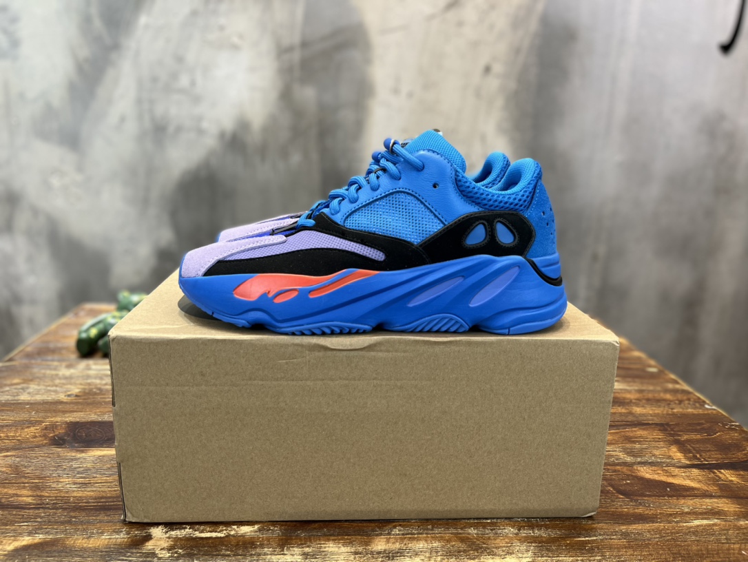 Adidas Yeezy Boost 700