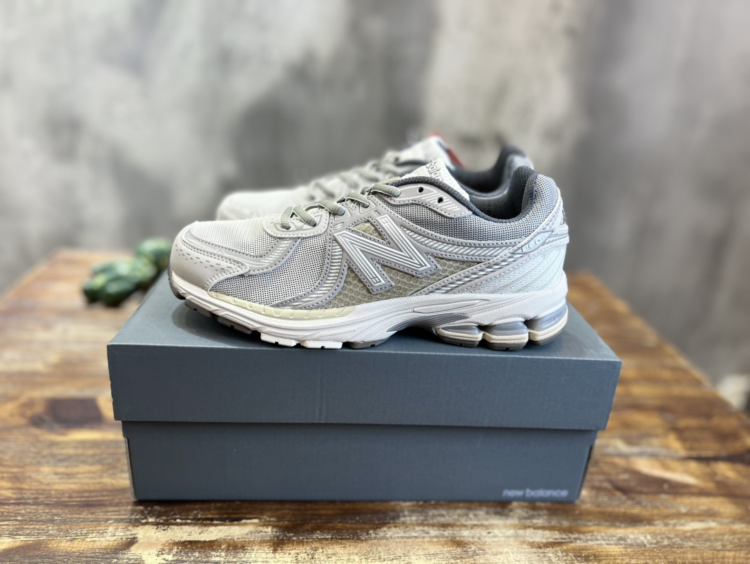 New Balance 860