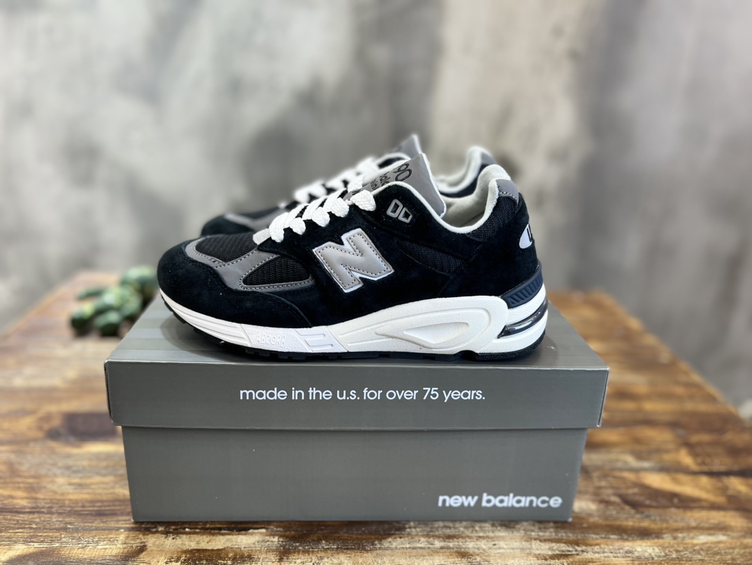New Balance 990