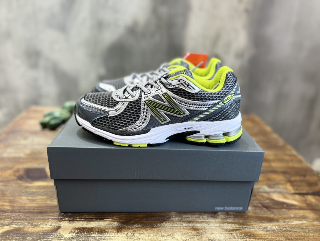 New Balance 860