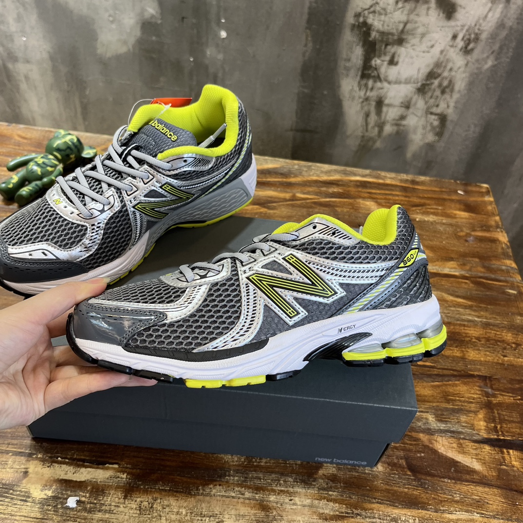 New Balance 860