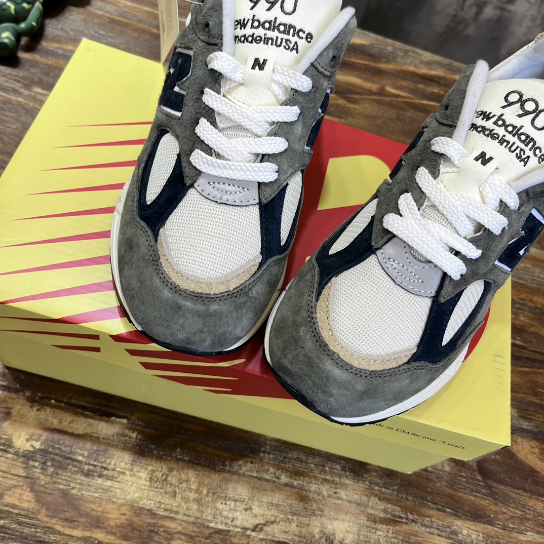 New Balance 990
