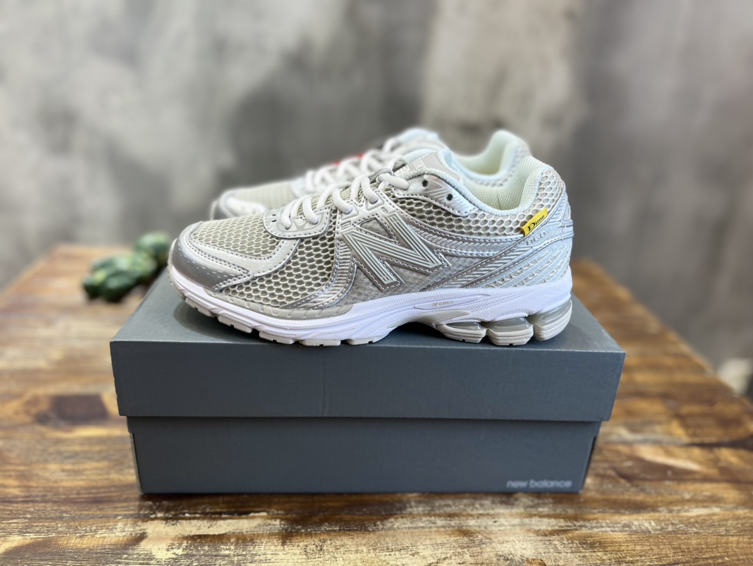 New Balance 860