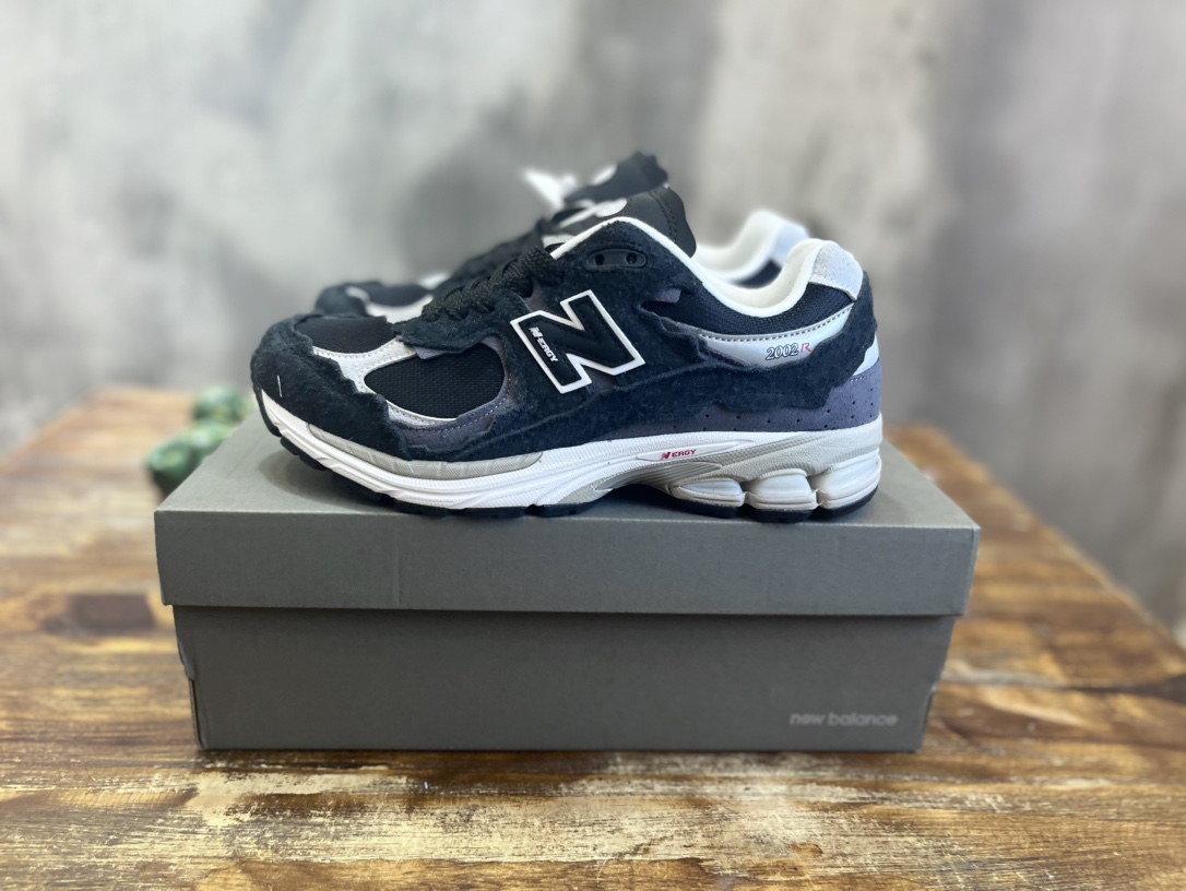 New Balance 2002R