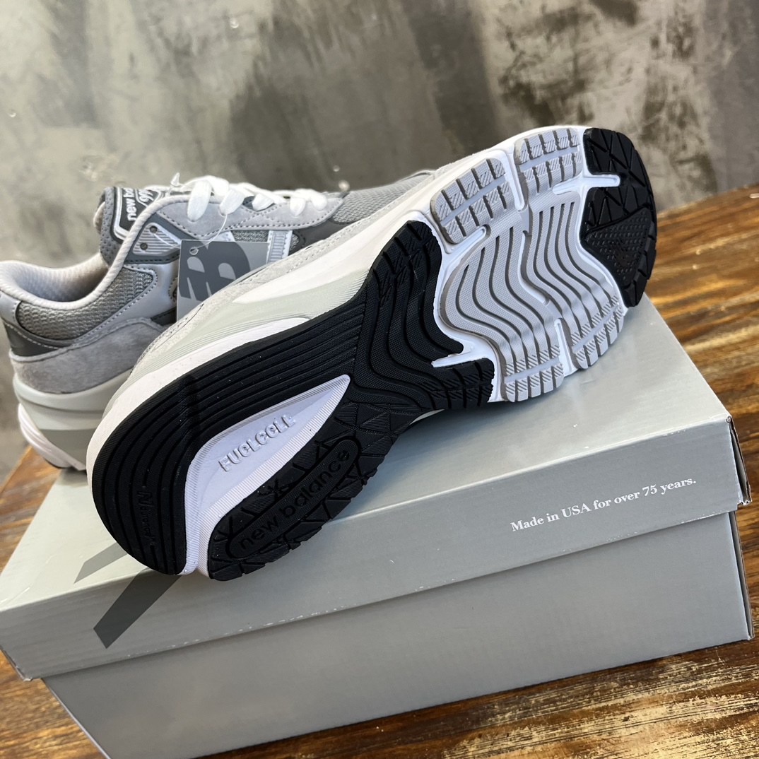 New Balance 990