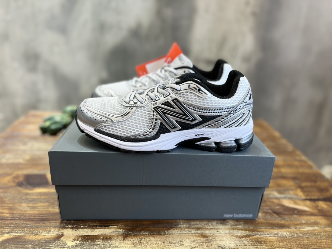 New Balance 860