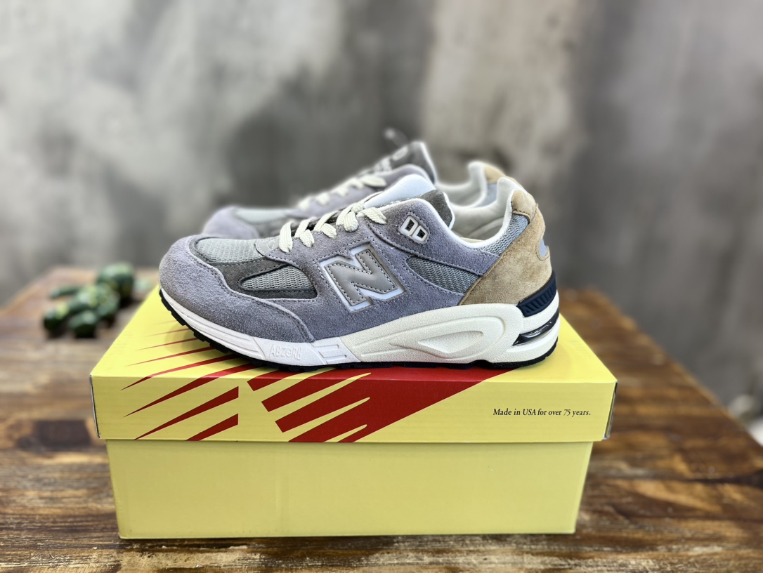 New Balance 990