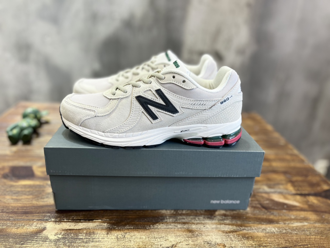 New Balance 860