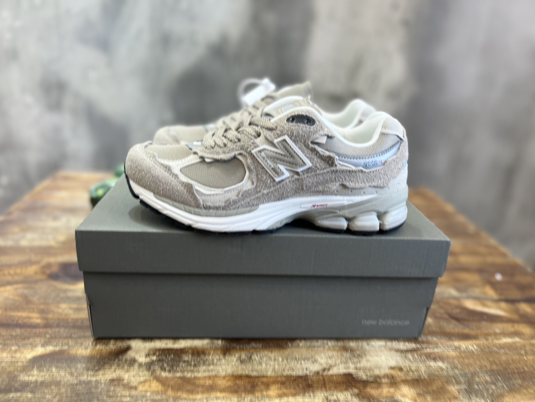 New Balance 2002R