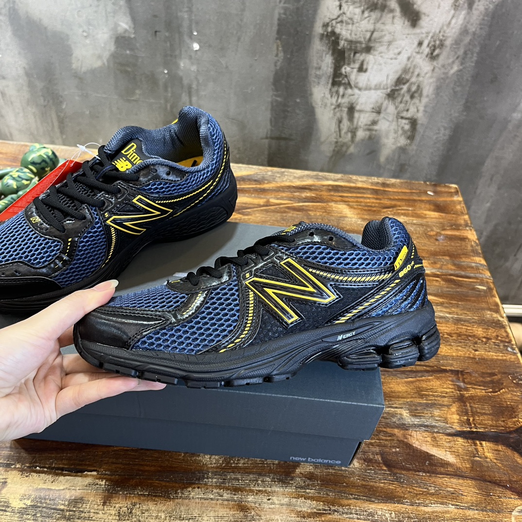 New Balance 860