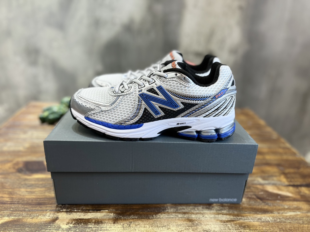 New Balance 860