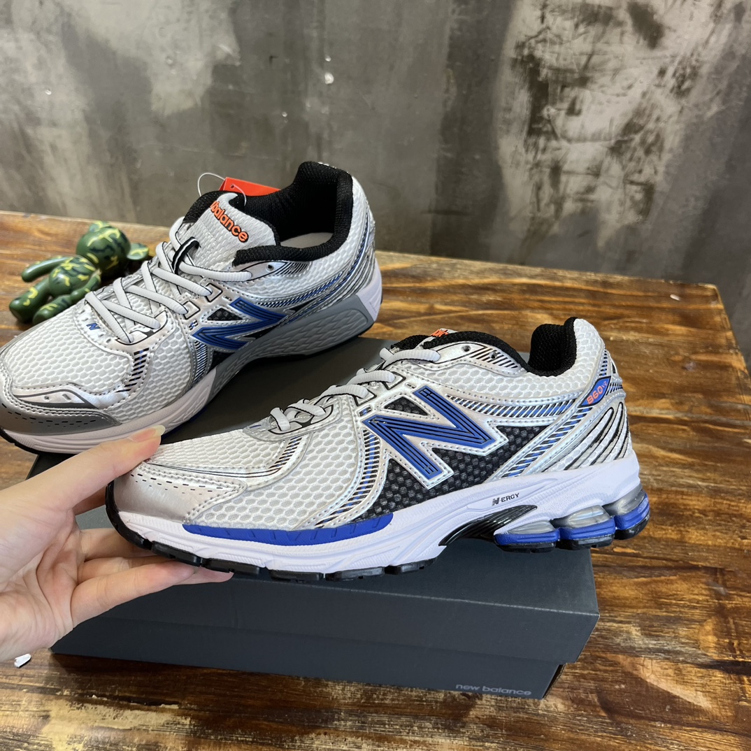 New Balance 860