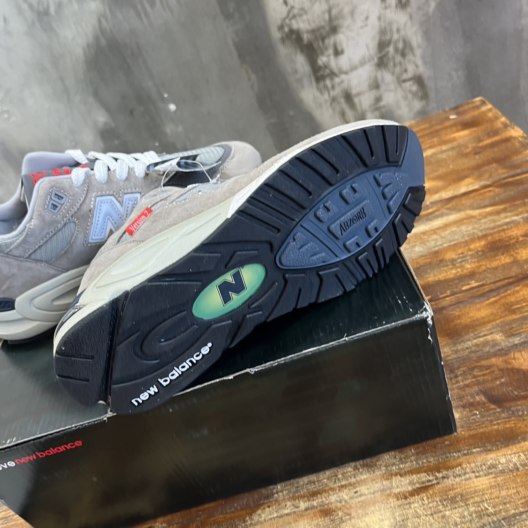 New Balance 990