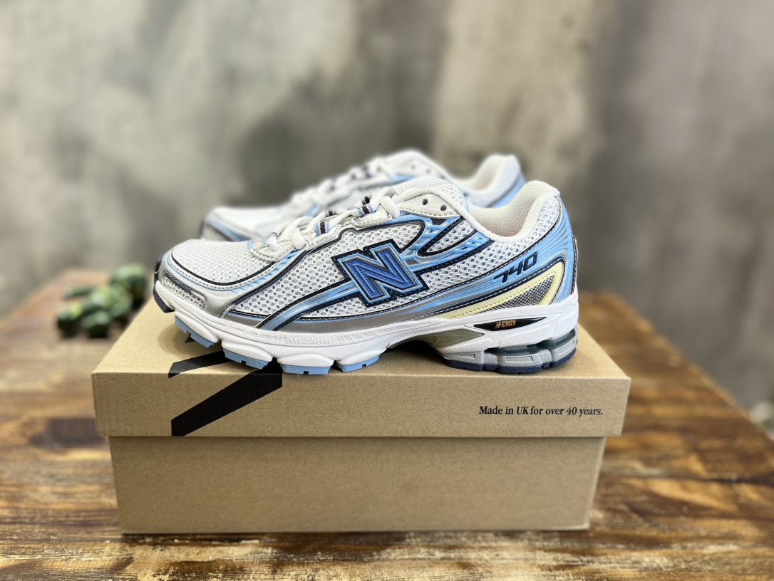 New Balance 740