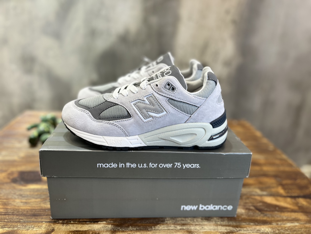 New Balance 990