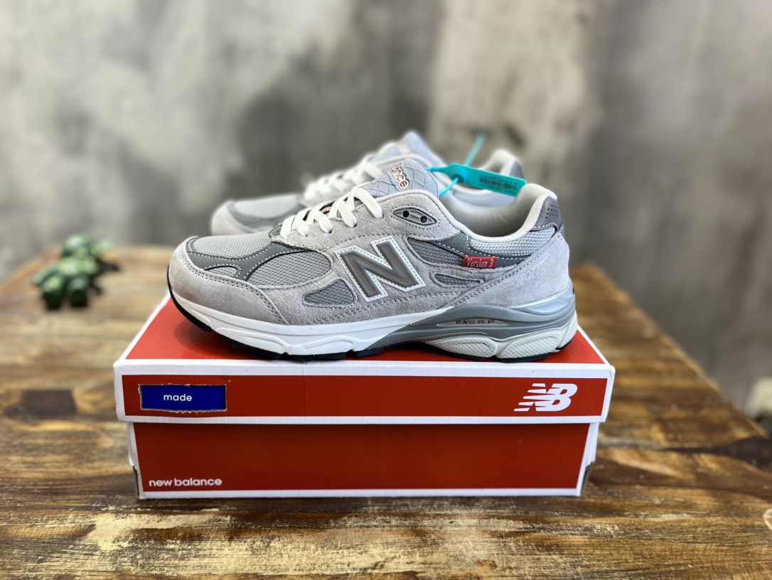 New Balance 990