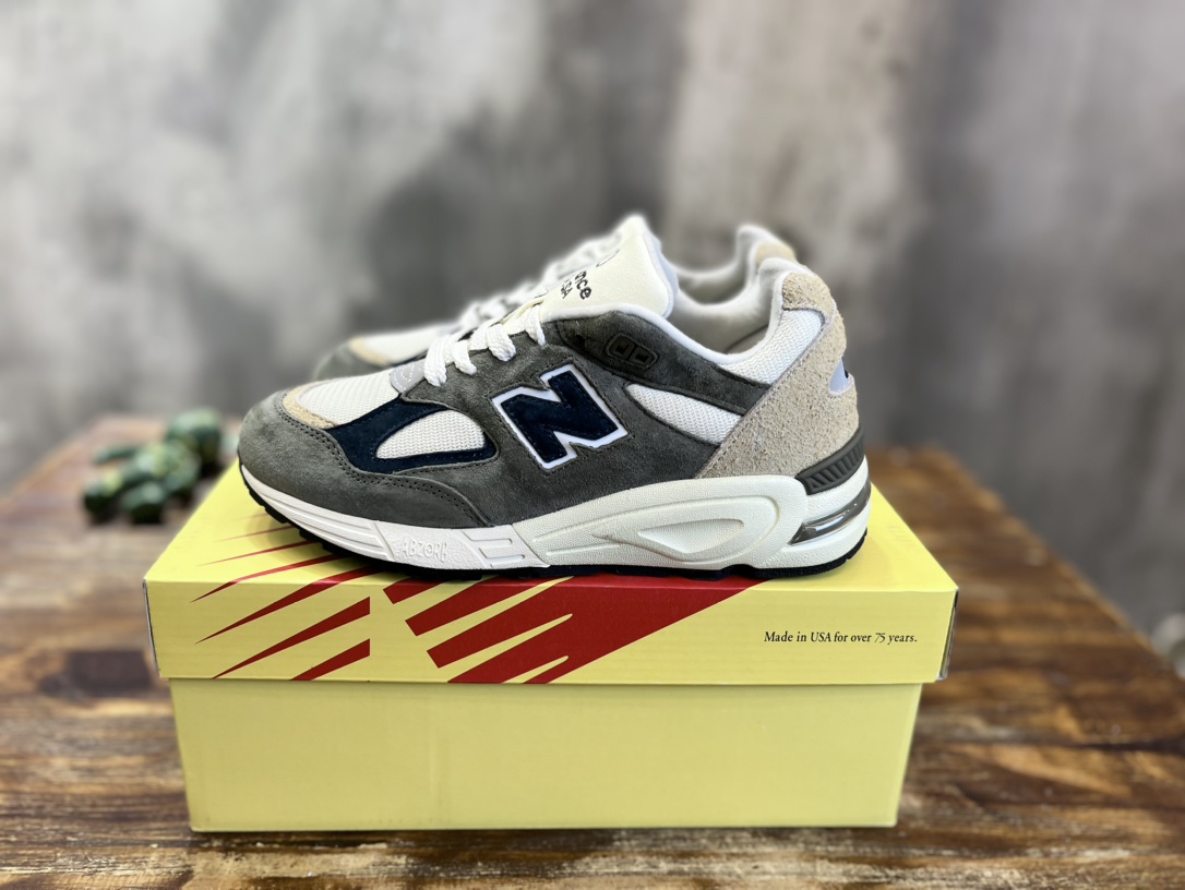 New Balance 990