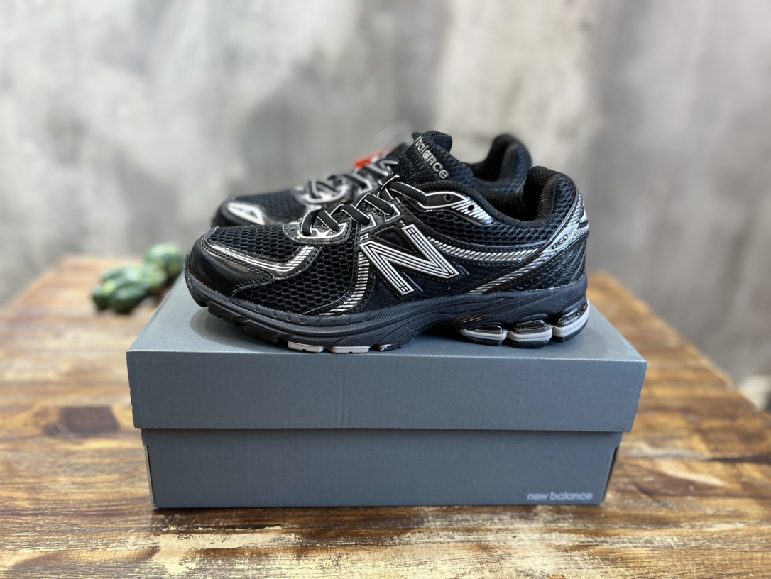 New Balance 860