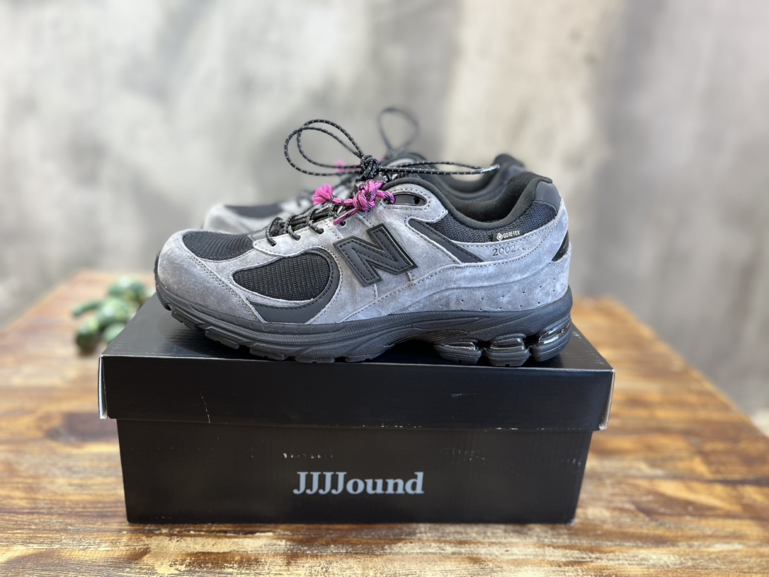 New Balance 2002R