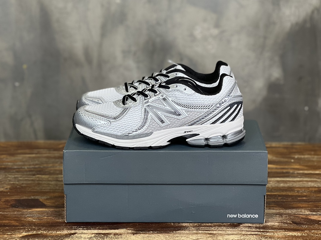 New Balance 860