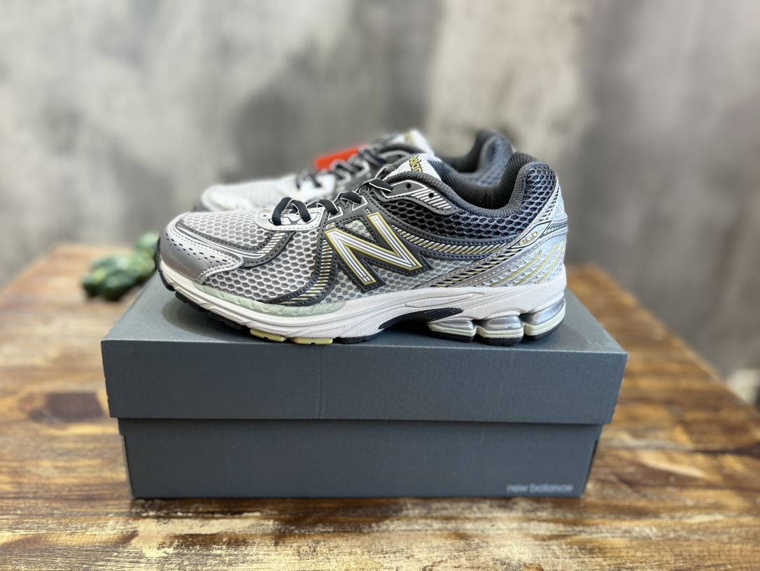 New Balance 860