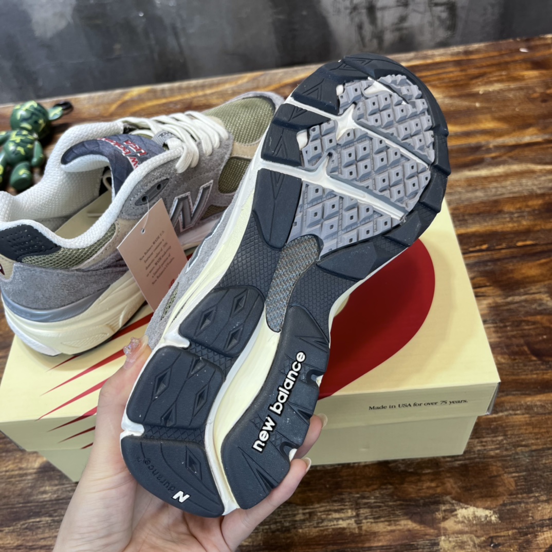 New Balance 990