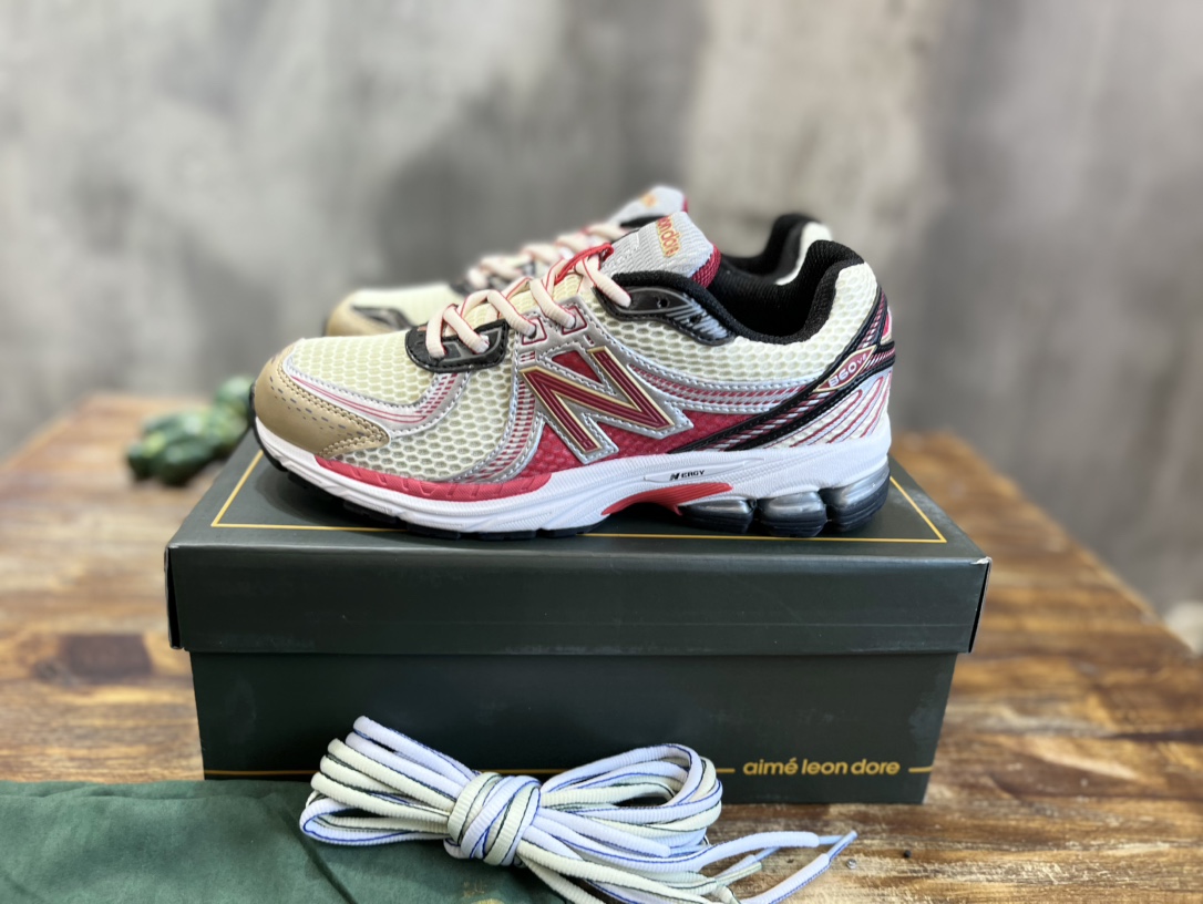 New Balance 860