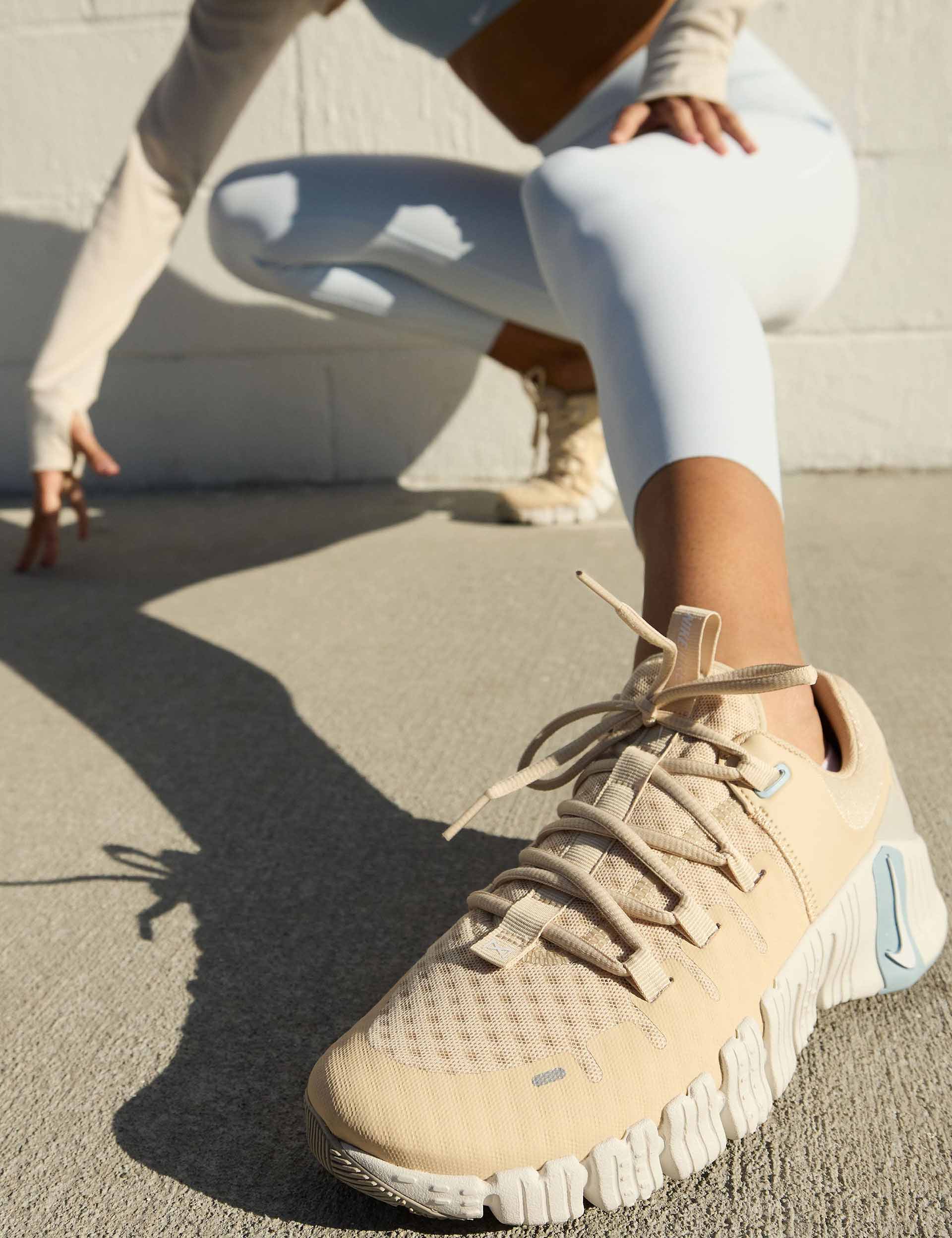 Free Metcon 5 Shoes - Sanddrift/White/Phantom/Light Iron Ore