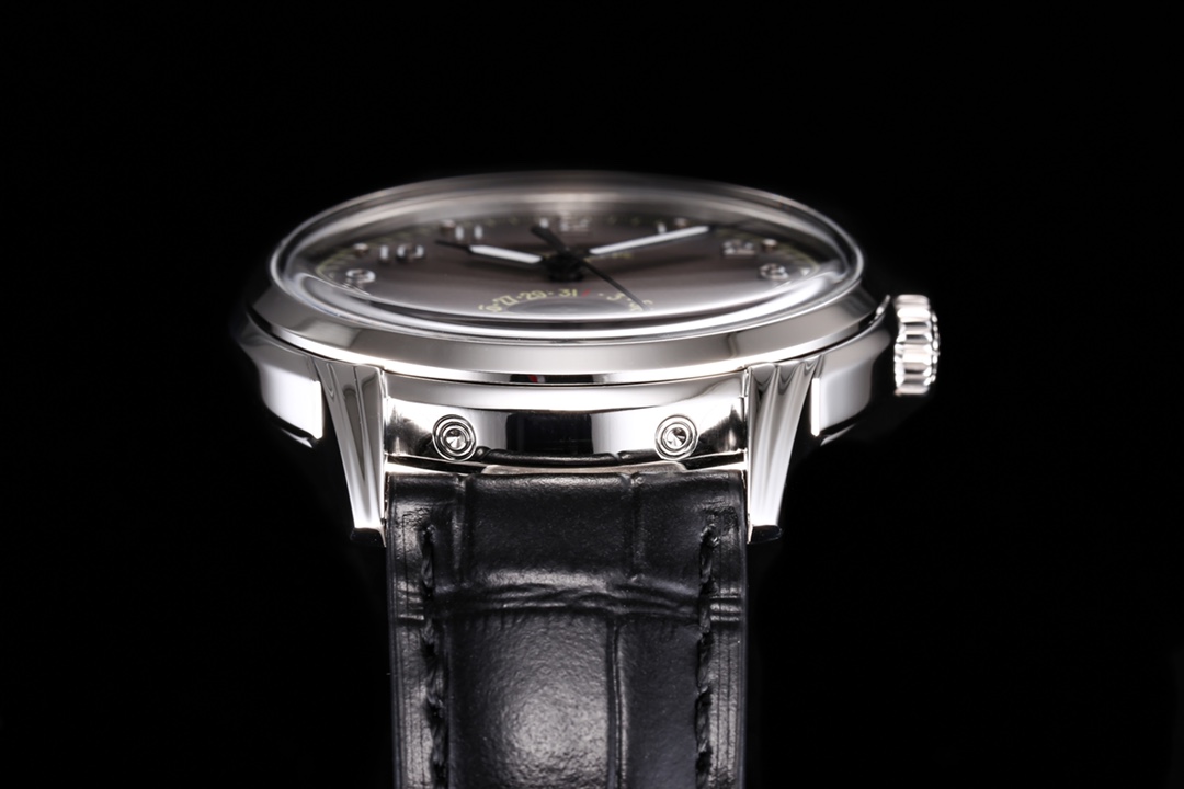 The classic Patek Philippe 5320G-001