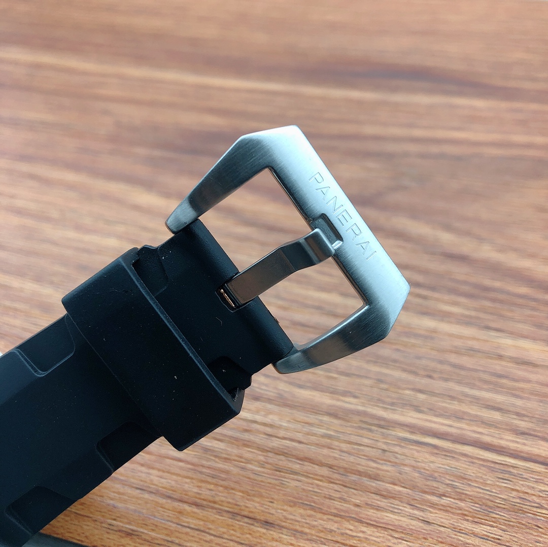 Panerai PAM00The size is 47mm in diameter.