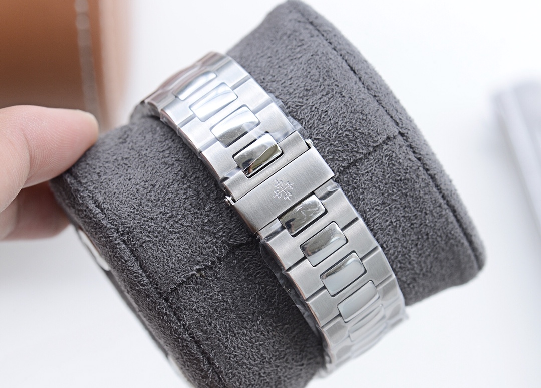 Patek Philippe. Elegant Sports Series 5711