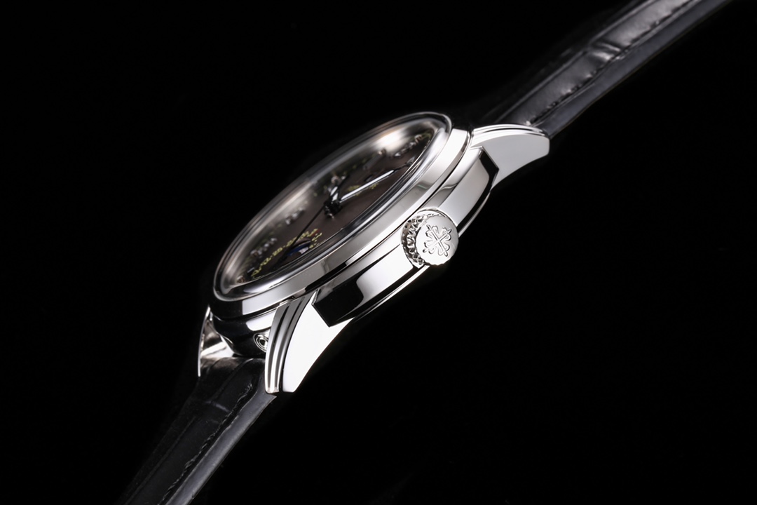 The classic Patek Philippe 5320G-001