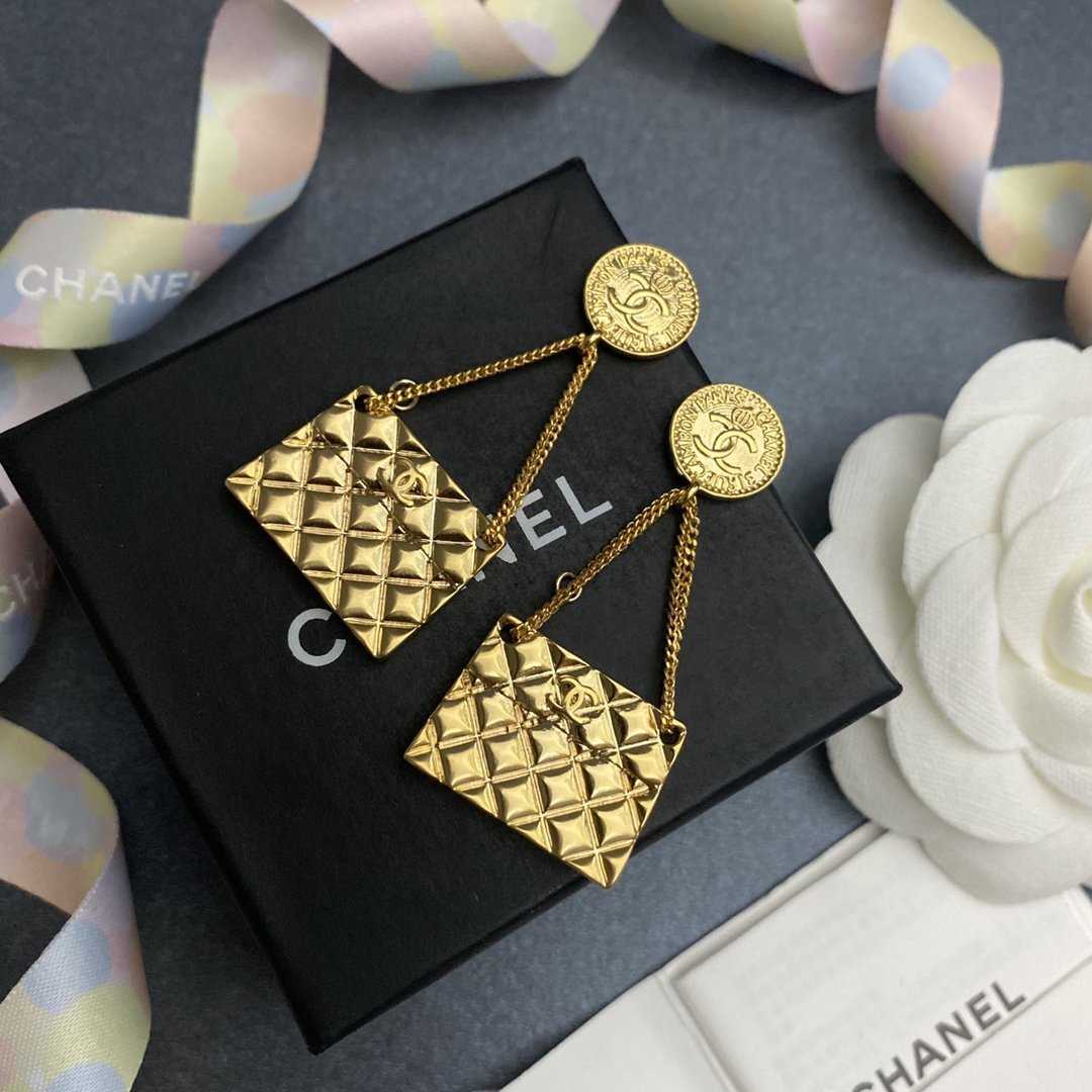 CHANEL Fashion bag pendant earrings
