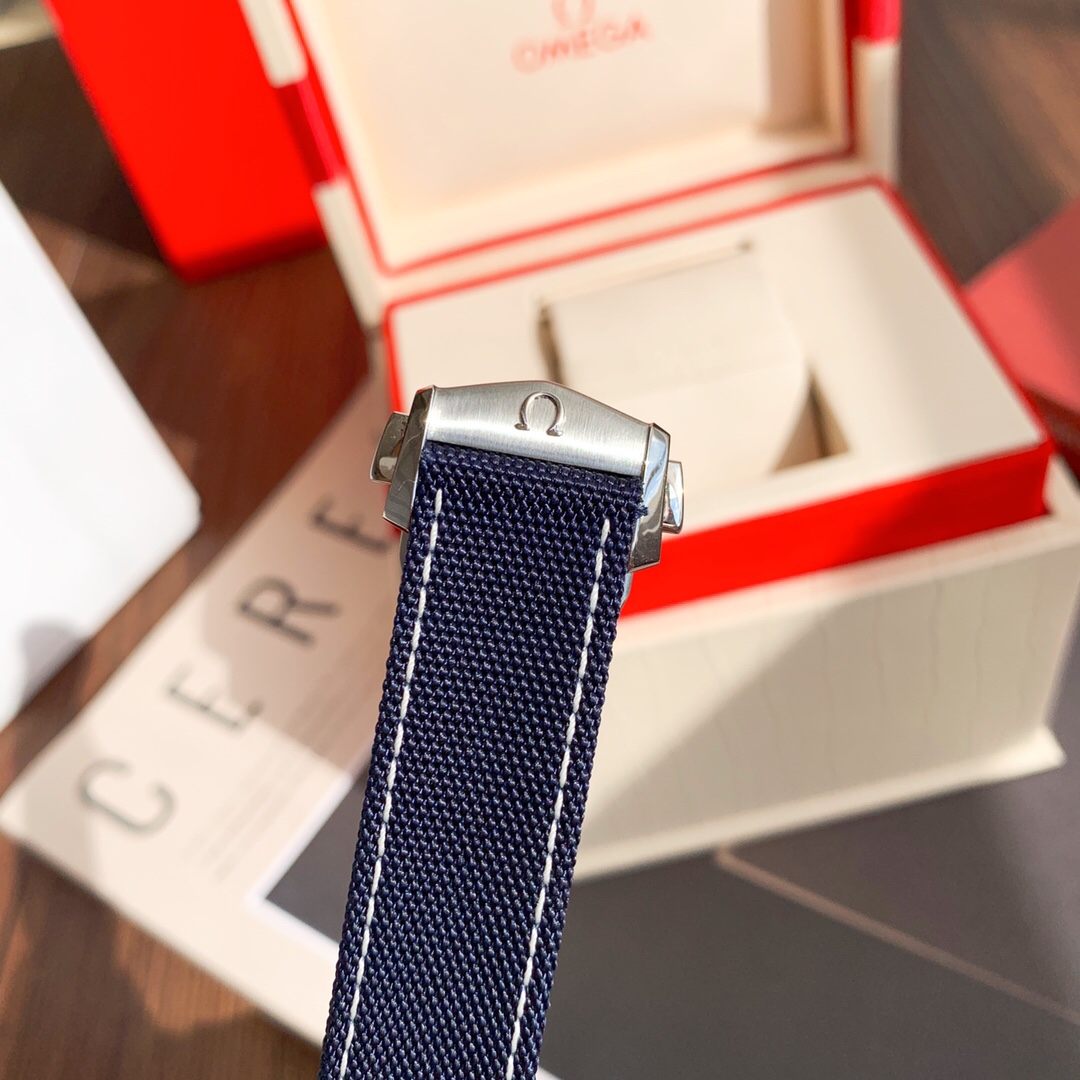 OMEGA SPEEDMASTER 86110watch