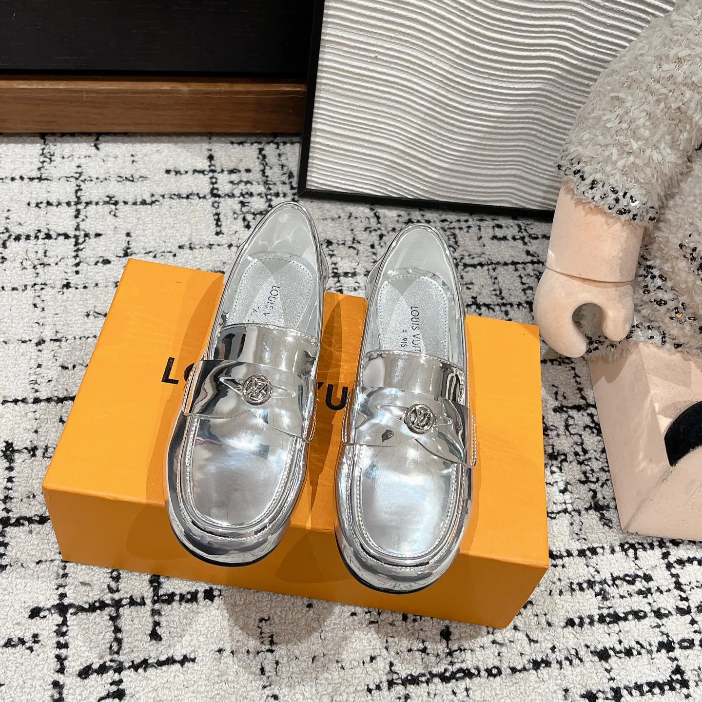 louis vuitt** 25ss new arrival锝?Lv 2025 spring and summer new minimalist flat loafers VIP 1:1