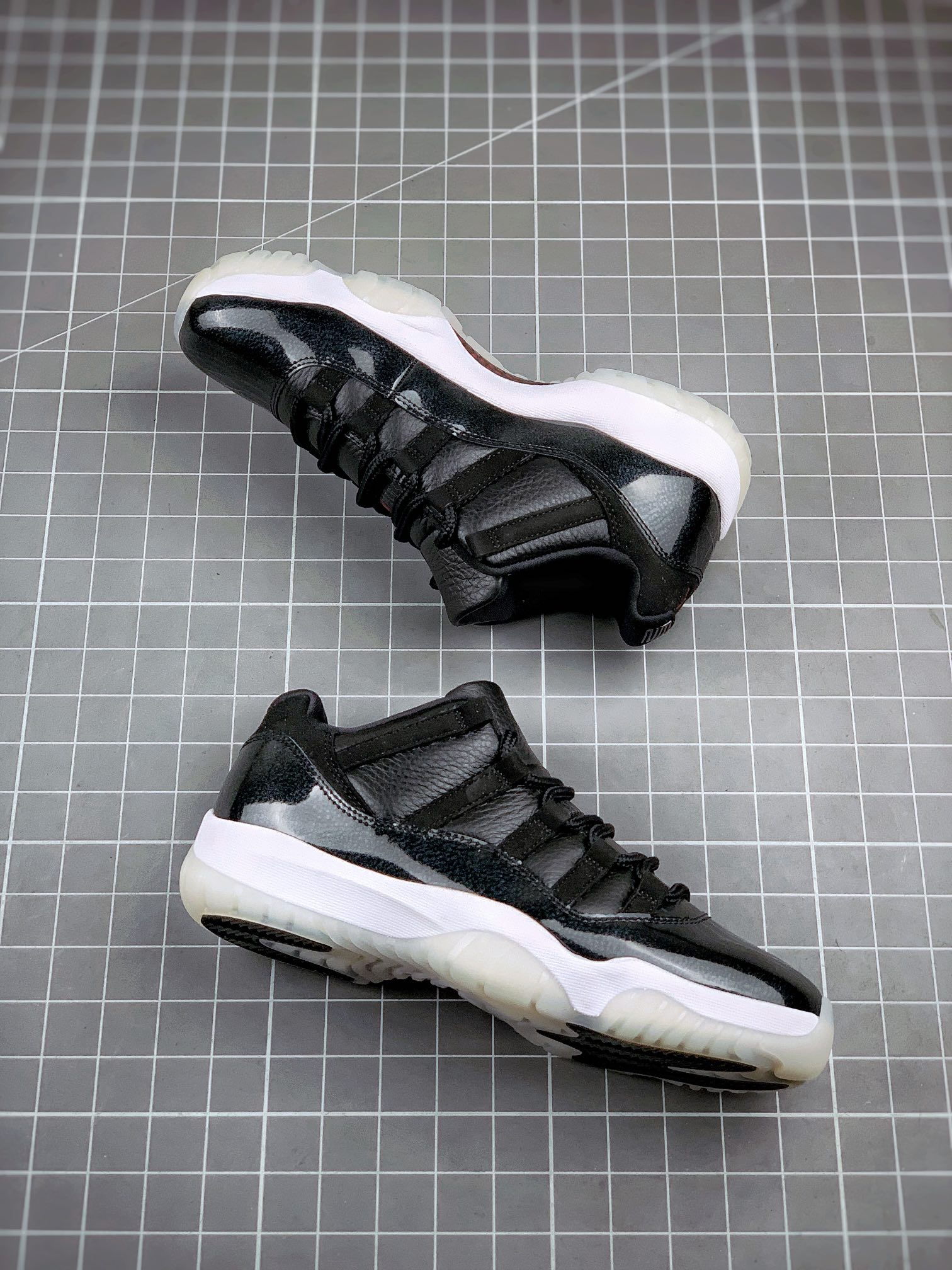 JORDAN 11 RETRO LOW 72 10 - NeoLux