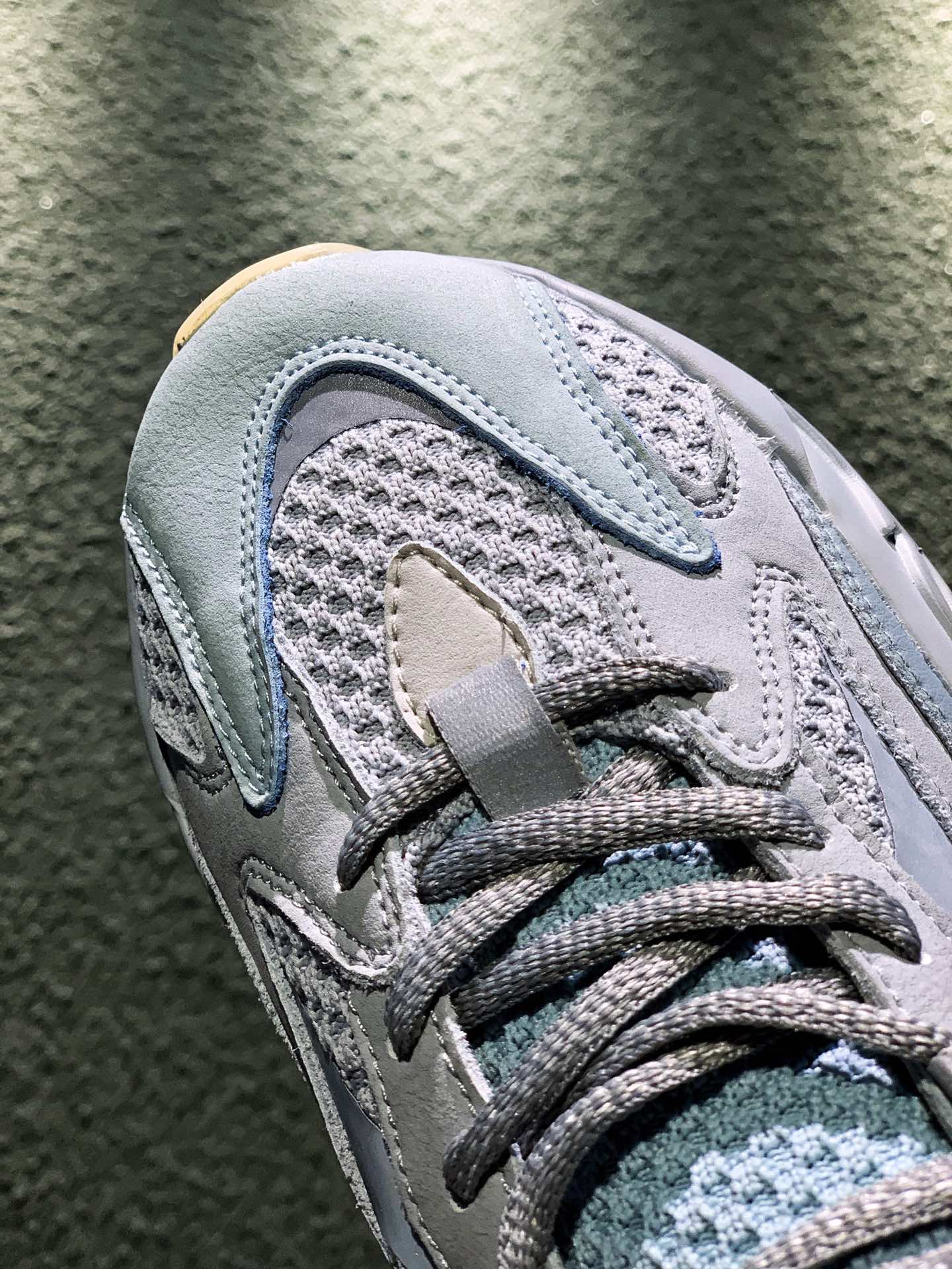 YEEZY BOOST 700 V2 Inertia - NeoLux