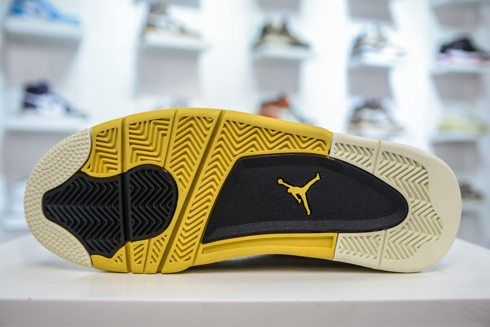 JORDAN 4 Retro 'Vivid Sulfur' - NeoLux