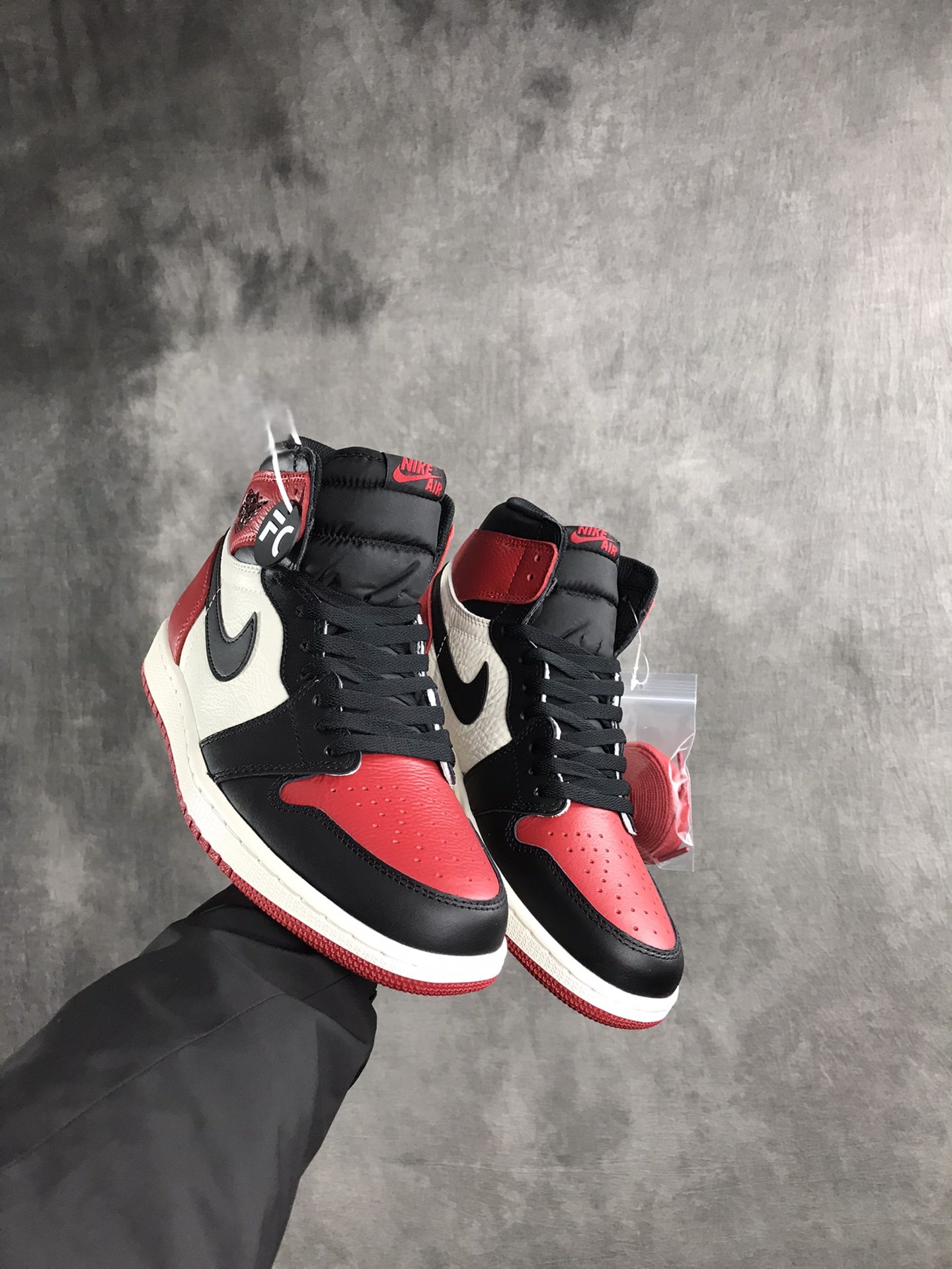 JORDAN 1 RETRO HIGH Bred Toe - NeoLux