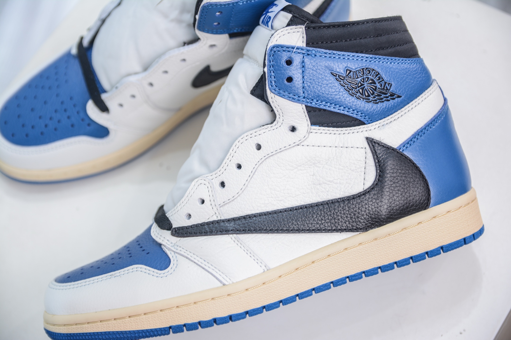 Jordan 1 High OG SP Fragment x Travis Scott - NeoLux